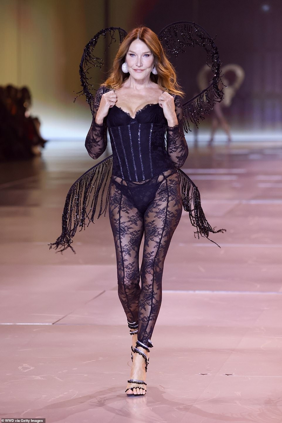 Trang phục và phụ kiện của show nội y sau 6 năm gián đoạn. Cách catwalk, tương tác với nghệ sĩ, khán giả của dàn mẫu bị chê bai. Ảnh: Shutterstock, Getty.