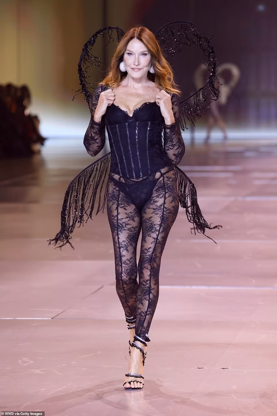 Trang phục và phụ kiện của show nội y sau 6 năm gián đoạn. Cách catwalk, tương tác với nghệ sĩ, khán giả của dàn mẫu bị chê bai. Ảnh: Shutterstock, Getty.