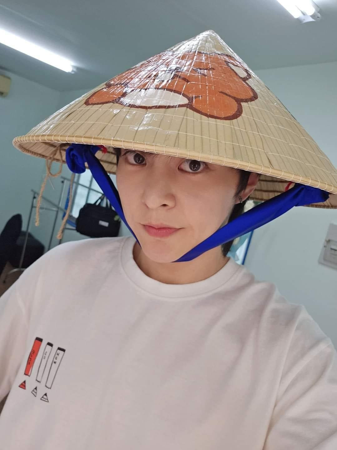 Ngay sau khi về tới khách sạn, Xiumin đã chia sẻ hình ảnh đội nón lá được fan Việt tặng. Sự xuất hiện của hai thần tượng đến từ nhóm nhạc nam hàng đầu Kpop khiến người hâm mộ nóng lòng chờ đợi. Đối với những ai yêu thích EXO, đây là sự kiện âm nhạc đầu tiên hai mẩu EXO gặp gỡ fan Việt sau 8 năm kể 2015.