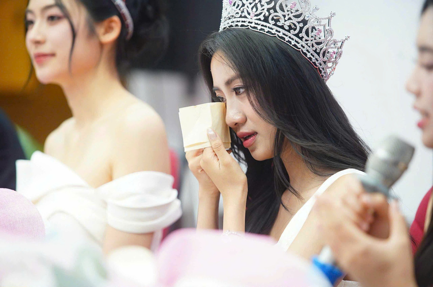 Hoa hậu Hà Trúc Linh xúc động bật khóc khi chia sẻ cảm xúc trong buổi giao lưu tại báo Tiền Phong. Hoa hậu Hà Trúc Linh xúc động bật khóc khi chia sẻ cảm xúc trong buổi giao lưu tại báo Tiền Phong.