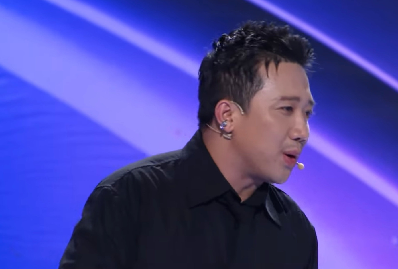 Trấn Thành chia sẻ anh từng có hành động "điên rồ" trong tình yêu và khẳng định đó mới là tuổi trẻ. Ảnh: CMH.