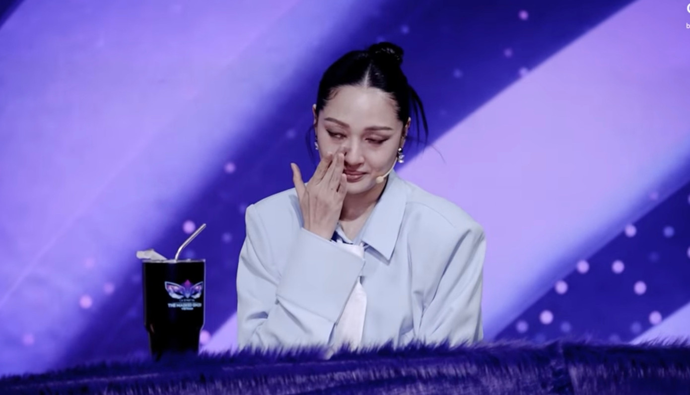 Bảo Anh khóc khi nghe Voi Bản Đôn hát về tình yêu. Ảnh: CMH.