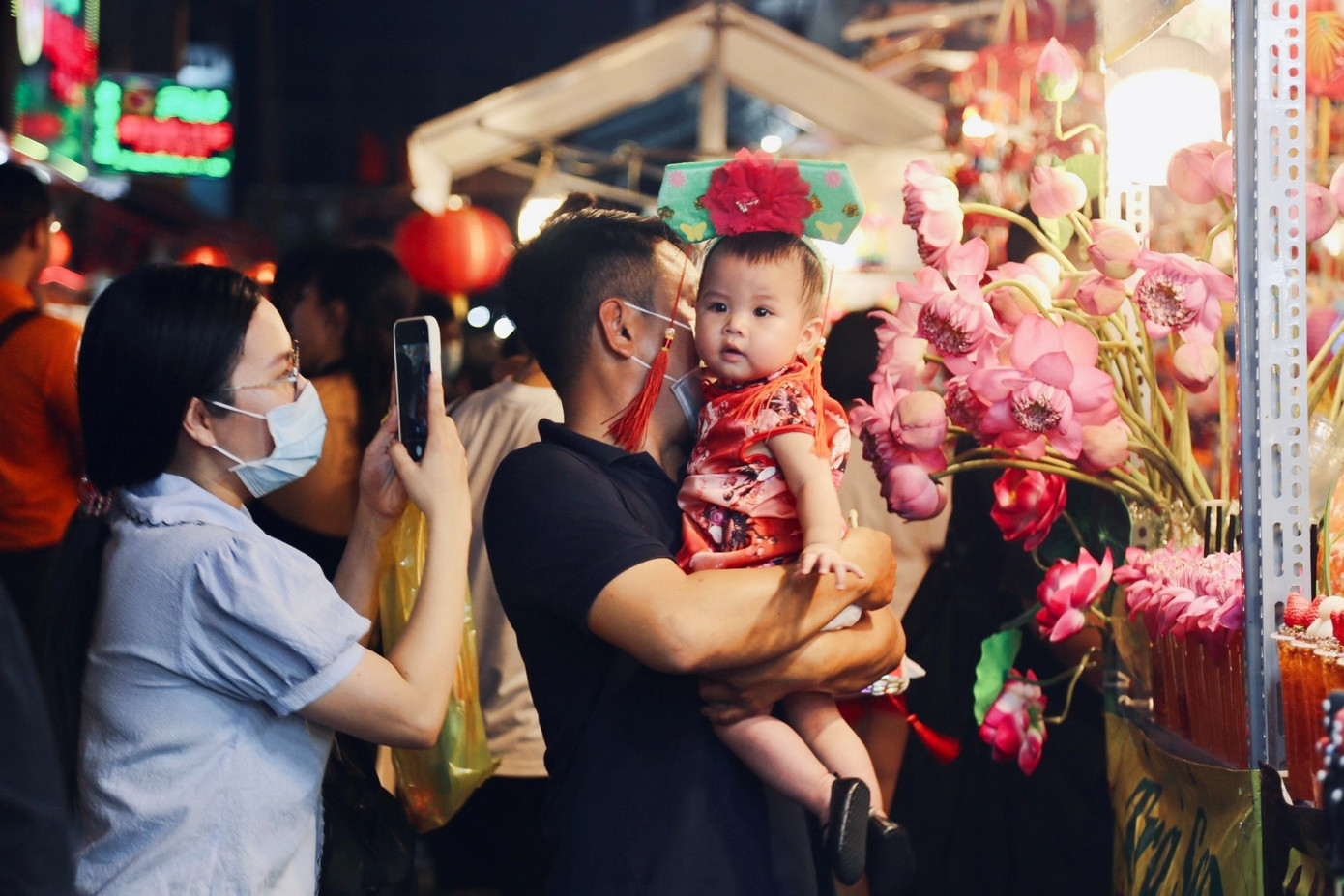 Các em nhỏ được gia đình đầu tư các bộ trang phục dễ thương để dạo phố.