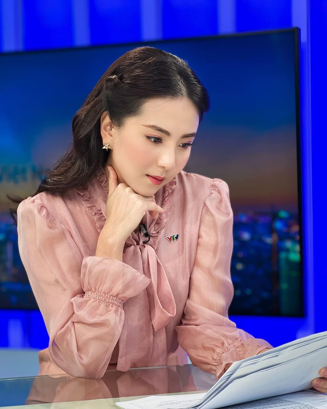 MC Mai Ngọc được khán giả ưu ái gọi với biệt danh “cô gái thời tiết”, từng gây ấn tượng mạnh nhờ hình ảnh tác nghiệp trong cơn bão Haiyan (8/2013). Thành danh ở VTV, Mai Ngọc đảm nhiệm dẫn dắt thời tiết sau đó chuyển sang vai trò biên tập viên, MC ở nhiều chương trình khác như Việt Nam hôm nay. Đúng ngày 1/4, Mai Ngọc thông báo đã kết thúc cuộc hôn nhân 17 năm với chồng thiếu gia – doanh nhân Hoài Nam. Cô nói cả hai không còn liên quan đến nhau từ cuối năm 2023, nhưng bây giờ mới thông báo.