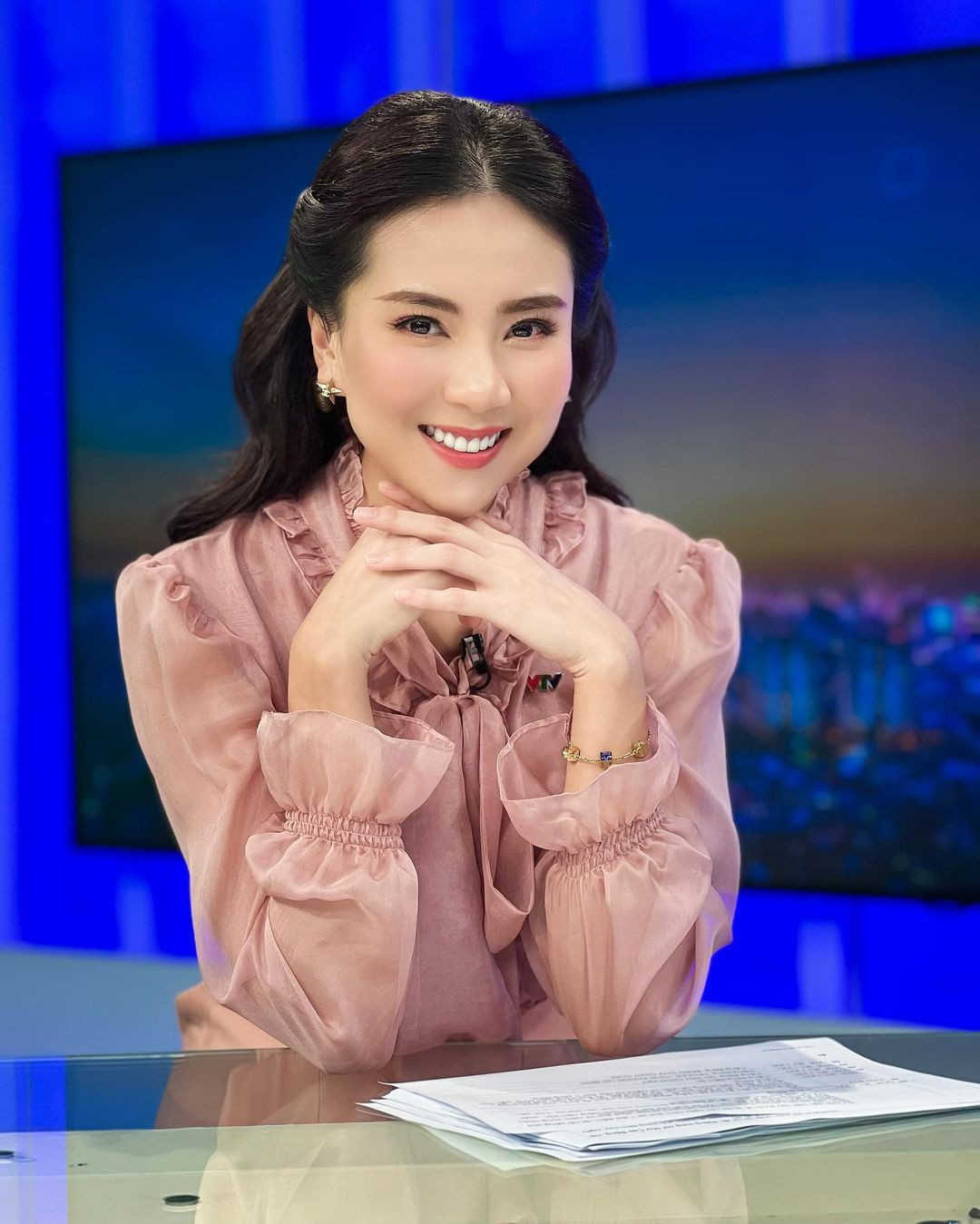 MC Mai Ngọc được khán giả ưu ái gọi với biệt danh “cô gái thời tiết”, từng gây ấn tượng mạnh nhờ hình ảnh tác nghiệp trong cơn bão Haiyan (8/2013). Thành danh ở VTV, Mai Ngọc đảm nhiệm dẫn dắt thời tiết sau đó chuyển sang vai trò biên tập viên, MC ở nhiều chương trình khác như Việt Nam hôm nay. Đúng ngày 1/4, Mai Ngọc thông báo đã kết thúc cuộc hôn nhân 17 năm với chồng thiếu gia – doanh nhân Hoài Nam. Cô nói cả hai không còn liên quan đến nhau từ cuối năm 2023, nhưng bây giờ mới thông báo.