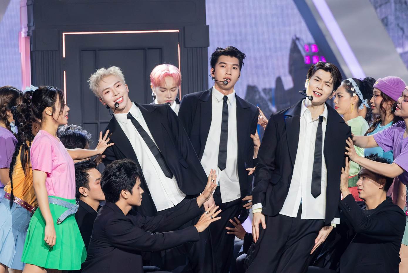 Nhóm đội trường Hieuthuhai diễn đầu trong Live Stage 3.