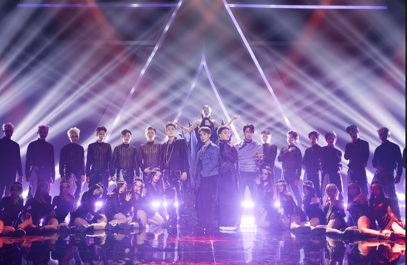 Bảo Anh tài trợ chi phí mời vũ công cho cả nhóm.