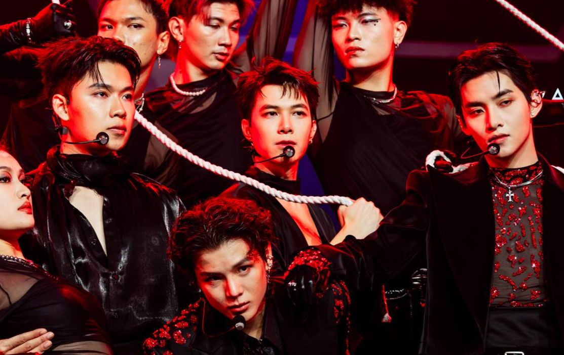 Sân khấu của dàn anh trai trong tập 2. Sân khấu của dàn anh trai trong tập 2.