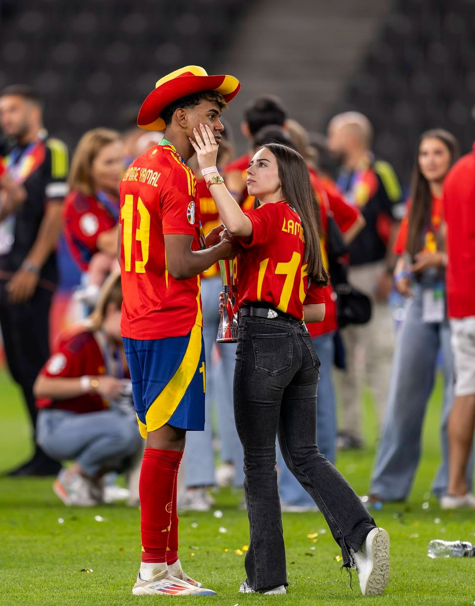 Khoảnh khắc thân mật của thần đồng bóng đá Tây Ban Nha và bạn gái. Cách đây 2 ngày, Lamine Yamal đón sinh nhật tuổi 17. Ảnh: Imago.