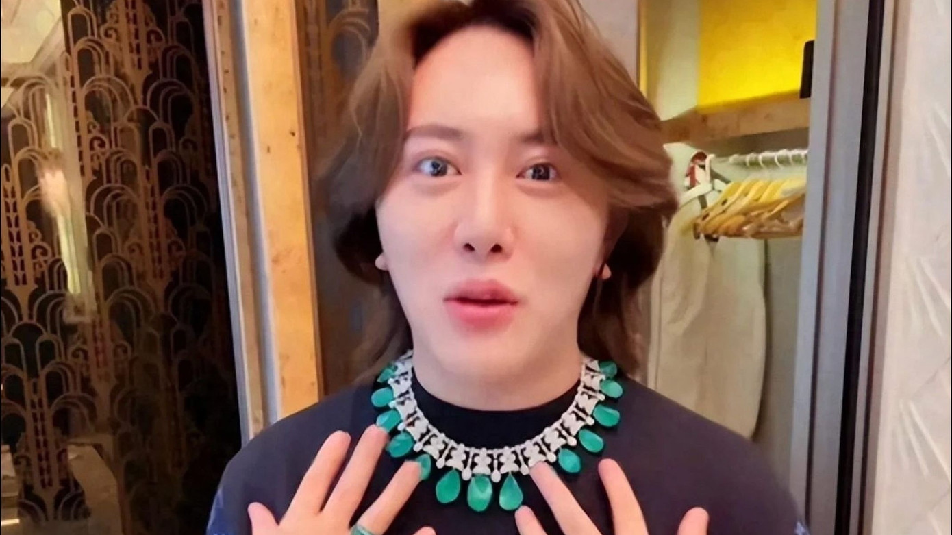 Wang Hongquanxing bị cấm sóng vì thói khoe của. Wang Hongquanxing bị cấm sóng vì thói khoe của.