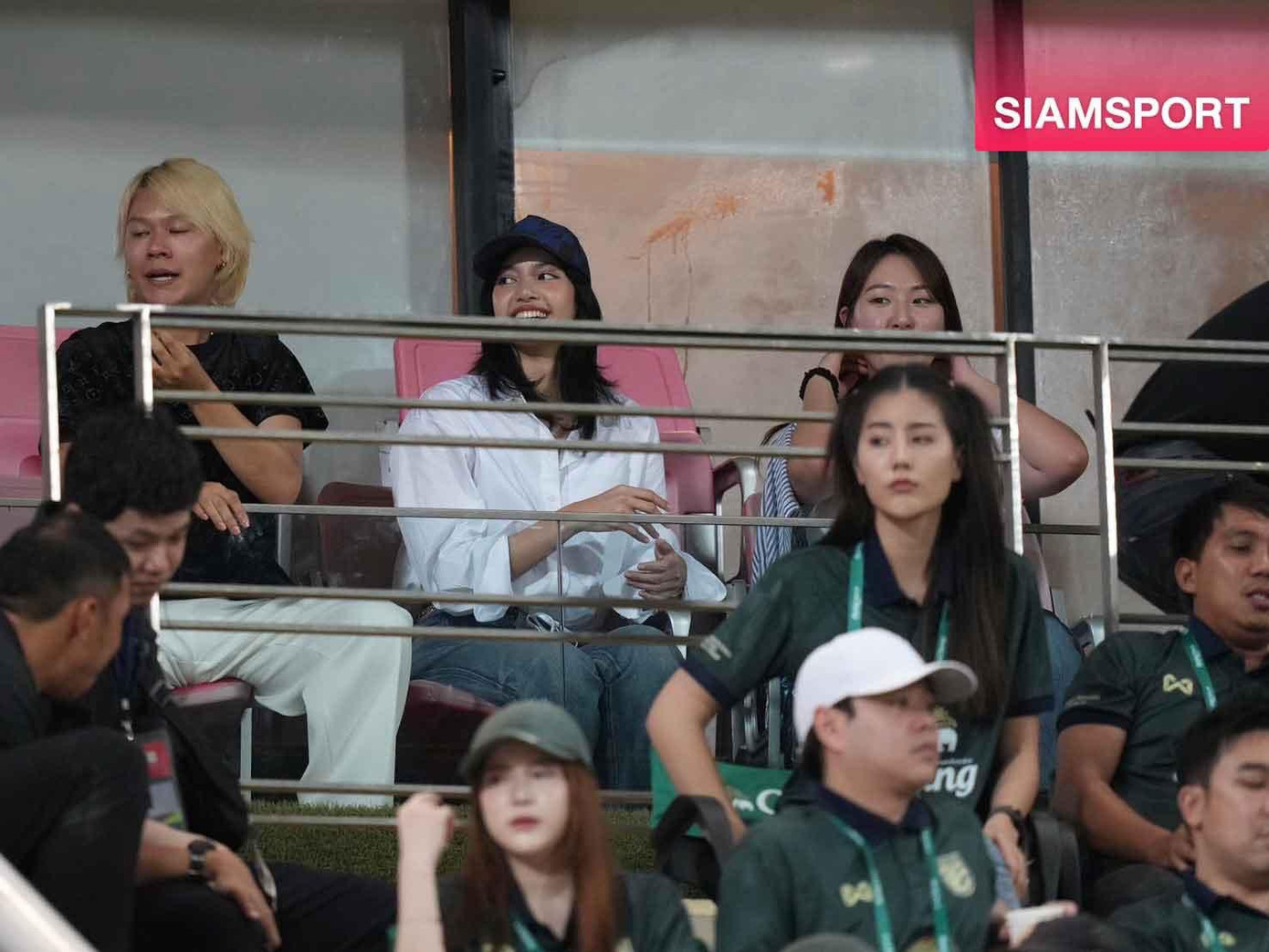 Lisa (BlackPink) (áo trắng) có mặt tại khán đài xem trận bóng giữa Thái Lan - Hàn Quốc thuộc Vòng loại 2026 FIFA World Cup tối 26/3.