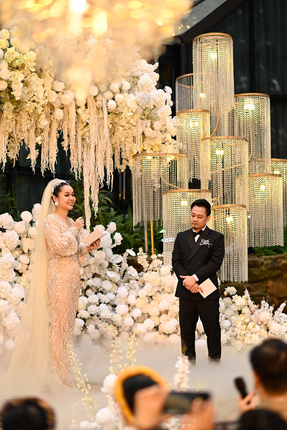 Giây phút trao lời thề nguyền, Vũ Hạnh Nguyên nhắc đến người cha quá cố của cô. Lúc bố còn sống, ông rất yêu quý Nguyễn Đức Cường không khác gì con ruột. "Vì những tình cảm anh dành cho bố, sự quan tâm mà anh dành cho bố, em nghĩ em đã chọn đúng người. Hôm nay, bố đang ở đây với chúng ta, cùng em và anh", cô dâu nói khiến chú rể xúc động" - Vũ Hạnh Nguyên nói. Giây phút trao lời thề nguyền, Vũ Hạnh Nguyên nhắc đến người cha quá cố của cô. Lúc bố còn sống, ông rất yêu quý Nguyễn Đức Cường không khác gì con ruột. "Vì những tình cảm anh dành cho bố, sự quan tâm mà anh dành cho bố, em nghĩ em đã chọn đúng người. Hôm nay, bố đang ở đây với chúng ta, cùng em và anh", cô dâu nói khiến chú rể xúc động" - Vũ Hạnh Nguyên nói.