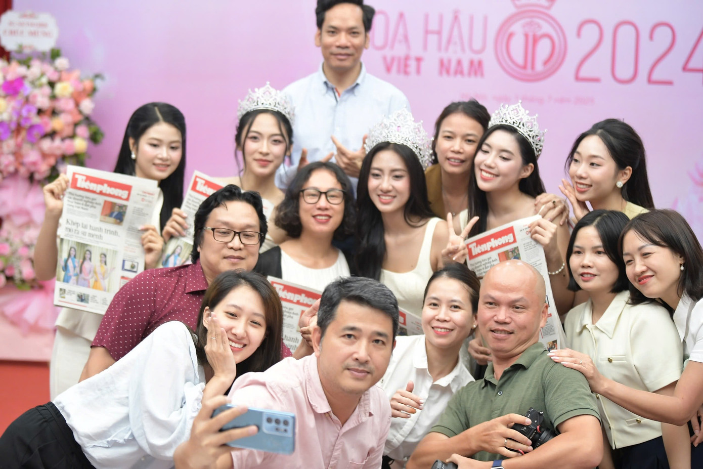 “Từ nay, chúng ta là người một nhà”. “Từ nay, chúng ta là người một nhà”.