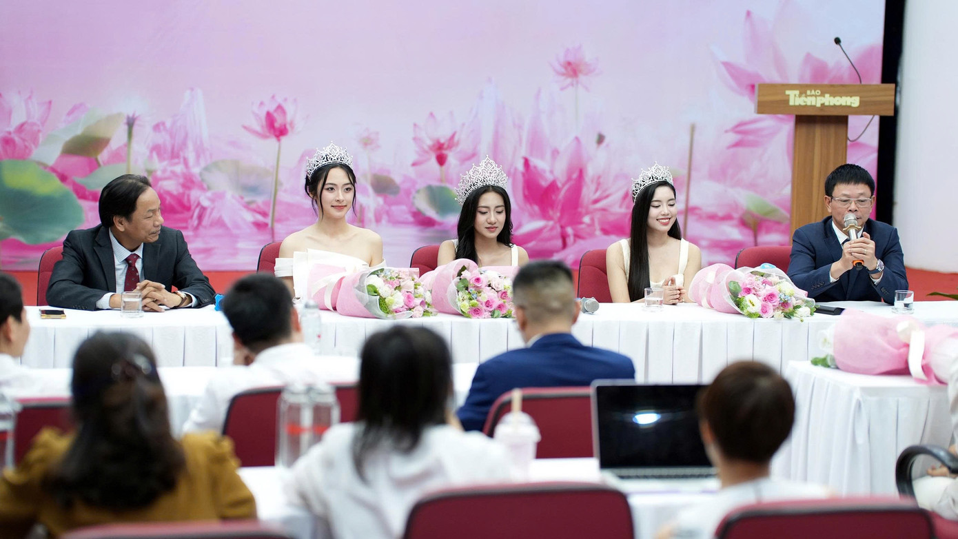 Tổng Biên tập báo Tiền Phong chia sẻ phía sau cánh gà là khoảnh khắc xúc động nhất, khi hội đồng giám khảo đồng thuận chọn top 3. Tổng Biên tập báo Tiền Phong chia sẻ phía sau cánh gà là khoảnh khắc xúc động nhất, khi hội đồng giám khảo đồng thuận chọn top 3.