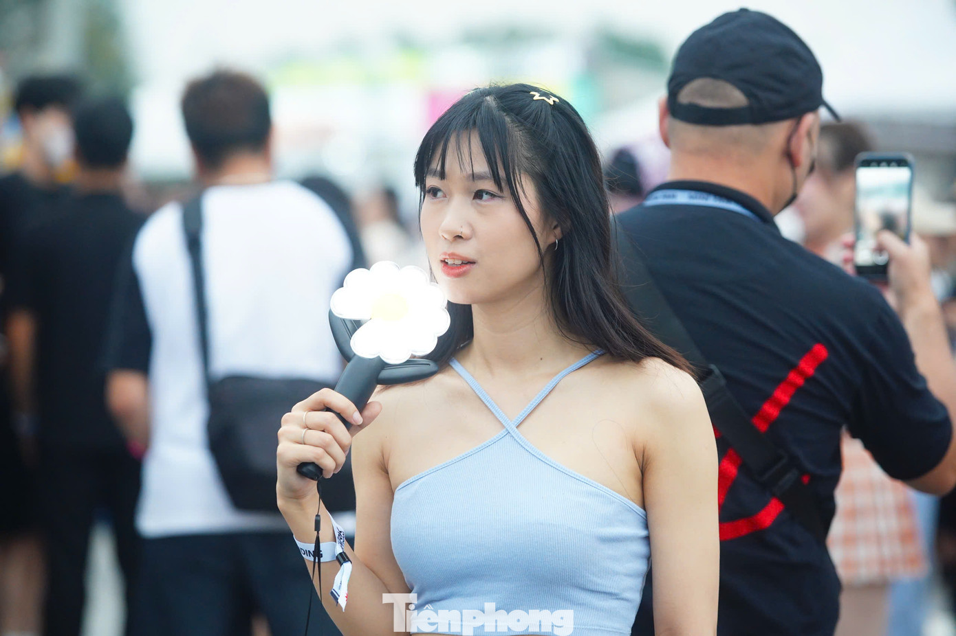 Không khí bên ngoài sân vận động sôi động với sắc màu rực rỡ từ trang phục và phụ kiện của fan Kpop.