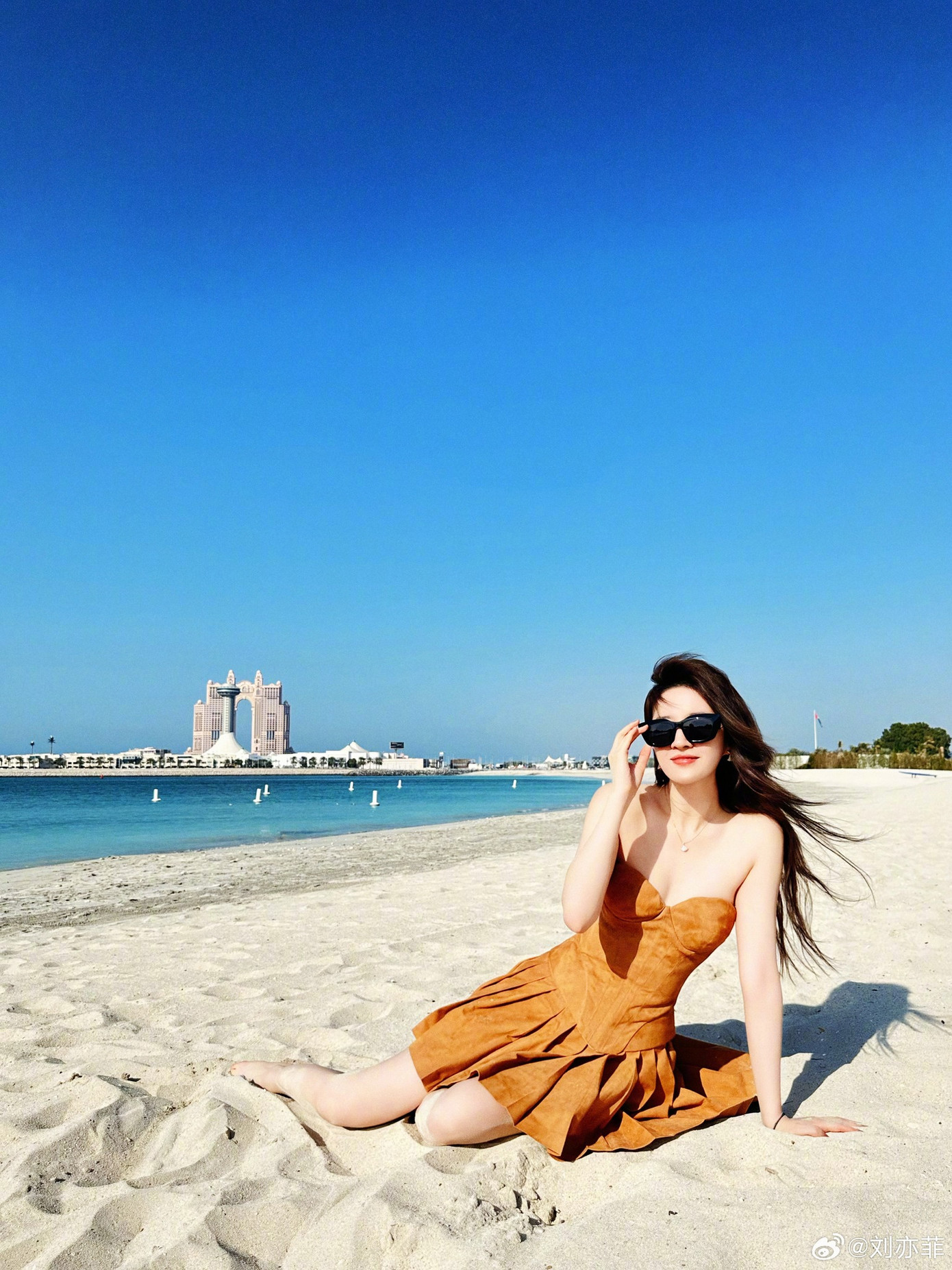 Mỹ nhân Thiên long bát bộ thả dáng trên bãi biển.