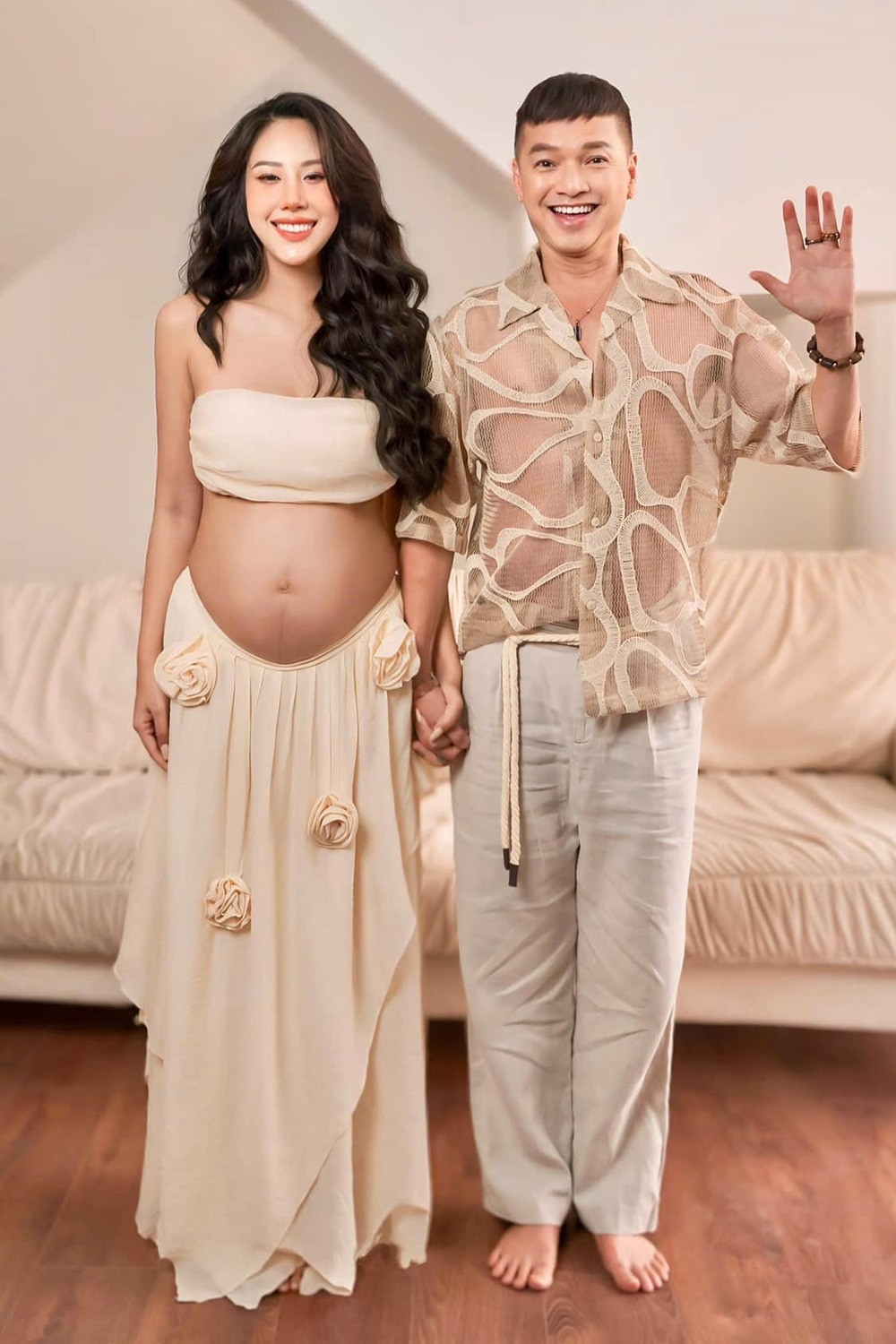 Diễn viên bắt đầu mối quan hệ tình cảm với bạn gái kém 37 tuổi cách đây một năm. Anh đã đưa Khánh Chi về ra mắt gia đình nhưng chưa công khai trên truyền thông. Ngôi sao Làm giàu với ma nói chỉ muốn tập trung công việc, chuyện đời tư, anh không muốn chia sẻ nhiều.