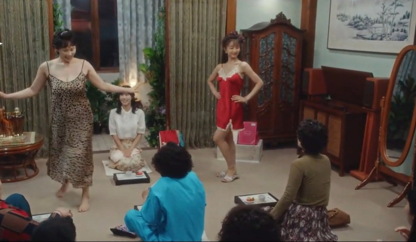 Bốn người phụ nữ lập doanh nghiệp riêng, kinh doanh sản phẩm dành cho người lớn, bán cho phụ nữ trong thôn.