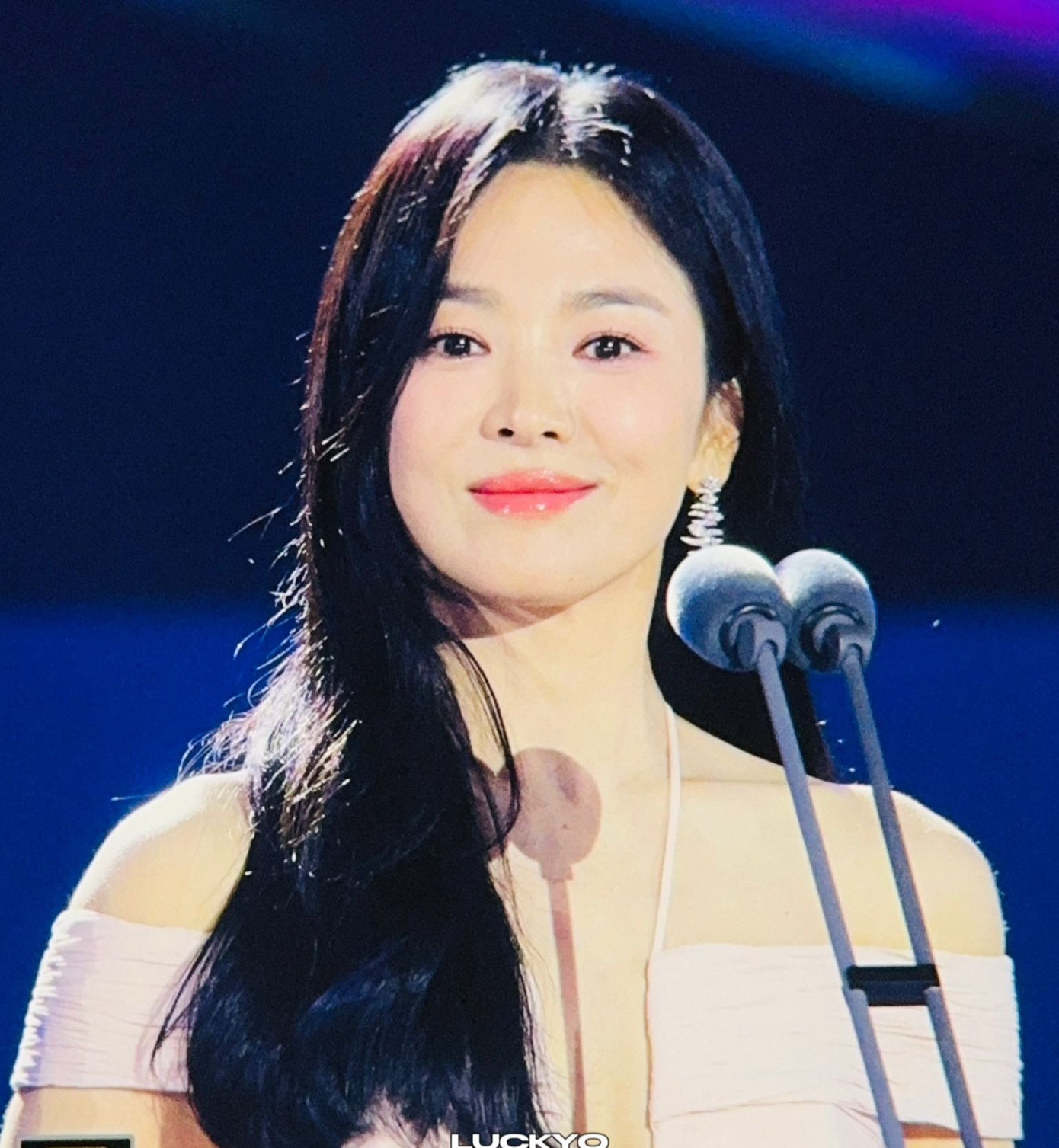 Theo khảo sát về làn sóng Hallyu (Hàn lưu) của Bộ Văn hóa, Thể thao, Du lịch và Cơ quan Xúc tiến Giao lưu Văn hóa Quốc tế Hàn Quốc, Song Hye Kyo là sao nữ duy nhất có mặt trong top 5 diễn viên Hàn Quốc được yêu thích tại quốc tế. Suốt 11 năm khảo sát, cô đều ở vị trí cao.