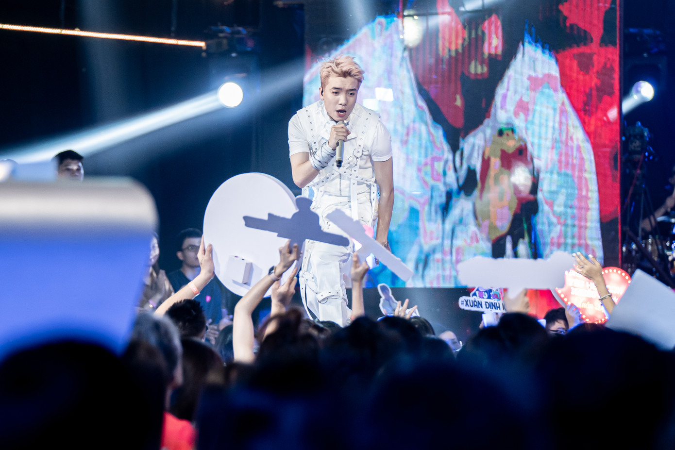 Mở màn đêm thi là tiết mục của Xuân Định K.Y với ca khúc 3 đi (Đi Đi Đi). Nam thí sinh gây bất ngờ khi đổi màu tóc. Là người thi đầu, nam thí sinh giữ vững tinh thần tự tin, khuấy động sân khấu với màn trình diễn đầy năng lượng.