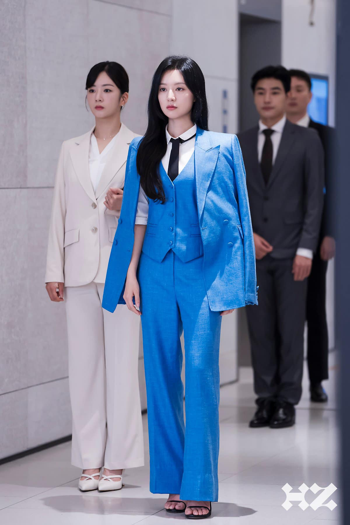 Nữ chính toát lên vẻ tinh tế cổ điển trong bộ suit ba mảnh.