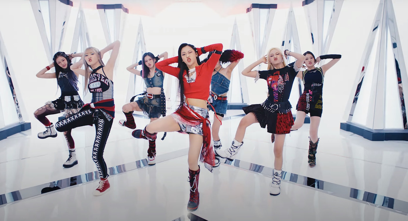 YG vẫn để "gà nhà" theo đuổi hình tượng girl crush bất chấp các nhóm thế hệ thứ tư có nhiều hình ảnh khác biệt, hợp thời. YG vẫn để "gà nhà" theo đuổi hình tượng girl crush bất chấp các nhóm thế hệ thứ tư có nhiều hình ảnh khác biệt, hợp thời.