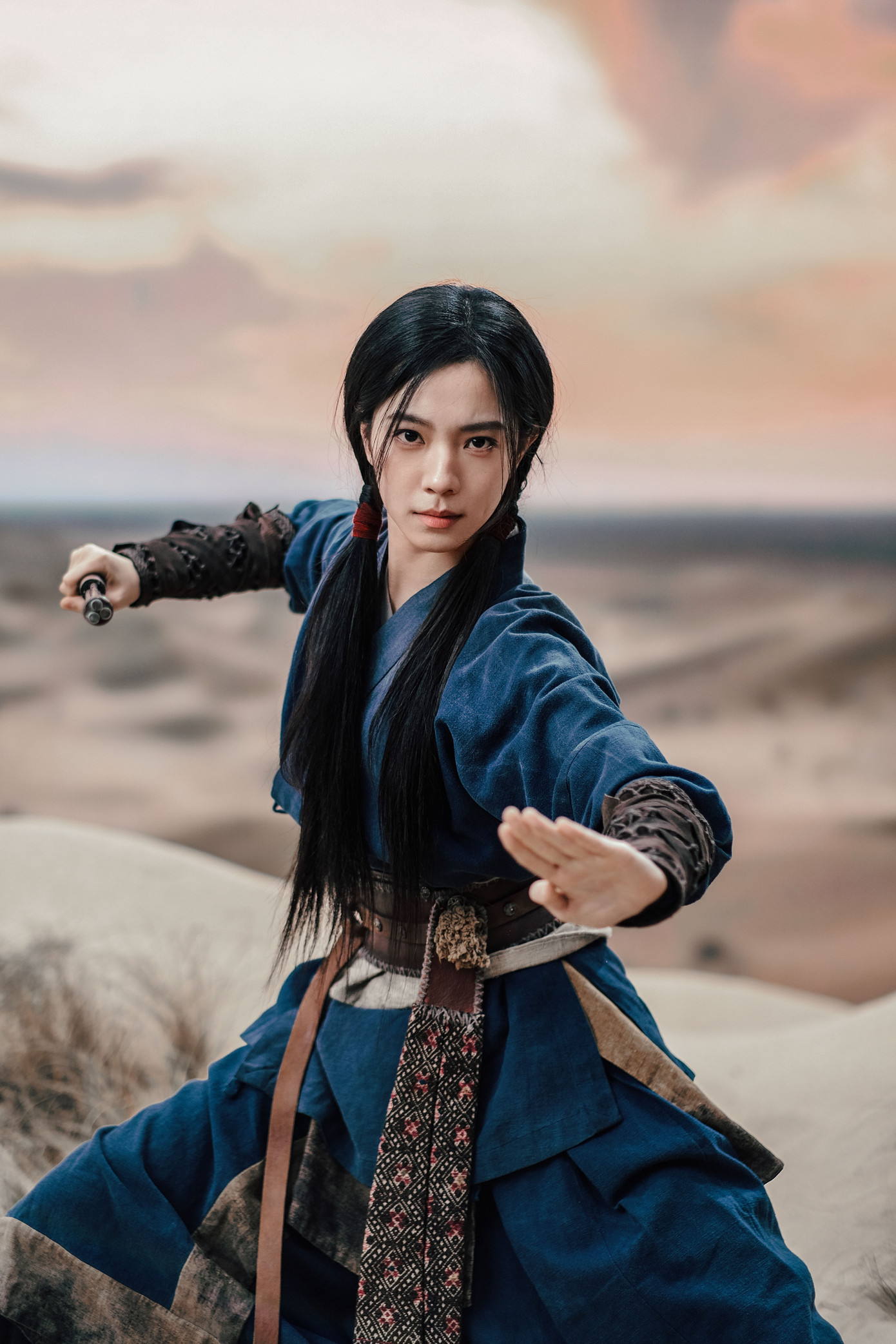 Trang Đạt Phi (trái) vào vai Hoàng Dung, Tiêu Chiến đóng Quách Tĩnh trong Xạ điêu 2025.