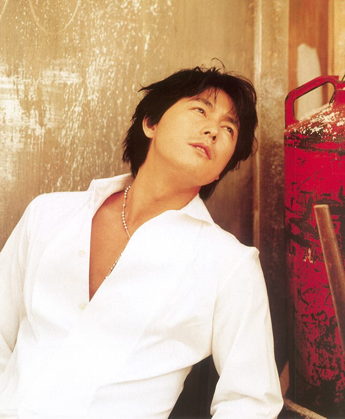 Gia nhập giới giải trí với vai trò người mẫu, diễn viên sinh năm 1973 nổi bật với chiều cao 1,86 m, gương mặt điển trai sắc nét, nam tính. Mới bước chân vào nghề, Jung Woo Sung đã hút các nhãn hàng mời gọi và chuyển dần sang con đường điện ảnh. Nhiều đồng nghiệp như Son Ye Jin, Han Hyo Joo, Choi Siwon… từng bày tỏ sự ngưỡng mộ, coi anh là mẫu hình lý tưởng.