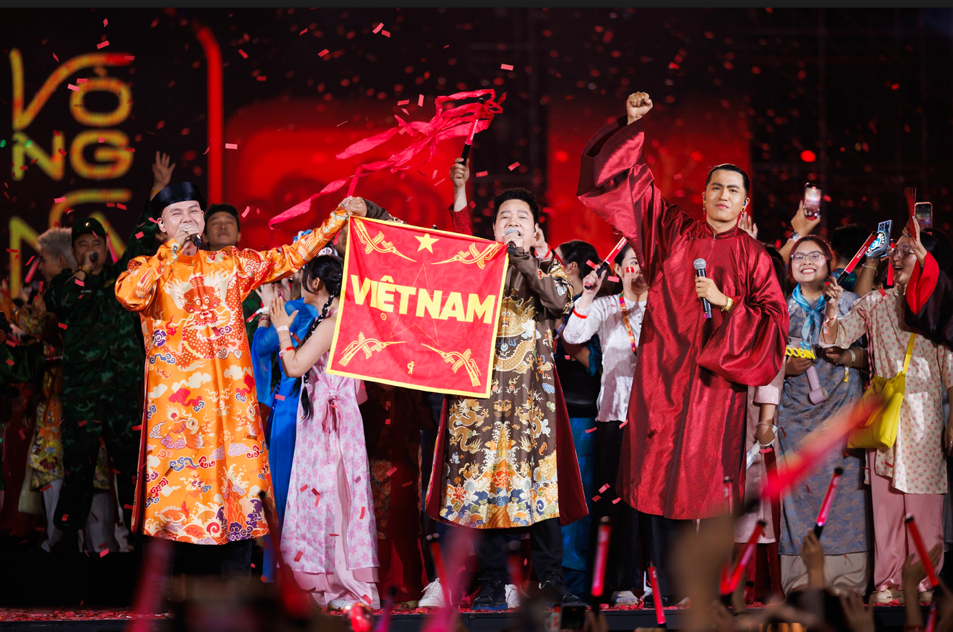 Ông Kazu - Trọng tài quốc tế kỷ lục Guinness công bố chương trình Anh trai vượt ngàn chông gai nhận kỷ lục Guinness thế giới về sự kiện có số lượng người tham gia mặc trang phục truyền thống Việt Nam đông nhất, với hơn 5.000 người tham dự. Theo nhiều khán giả, số người mặc Việt phục dự concert lớn gấp đôi nhưng chương trình đã giới hạn thời gian nên nhiều người bị bỏ lỡ.