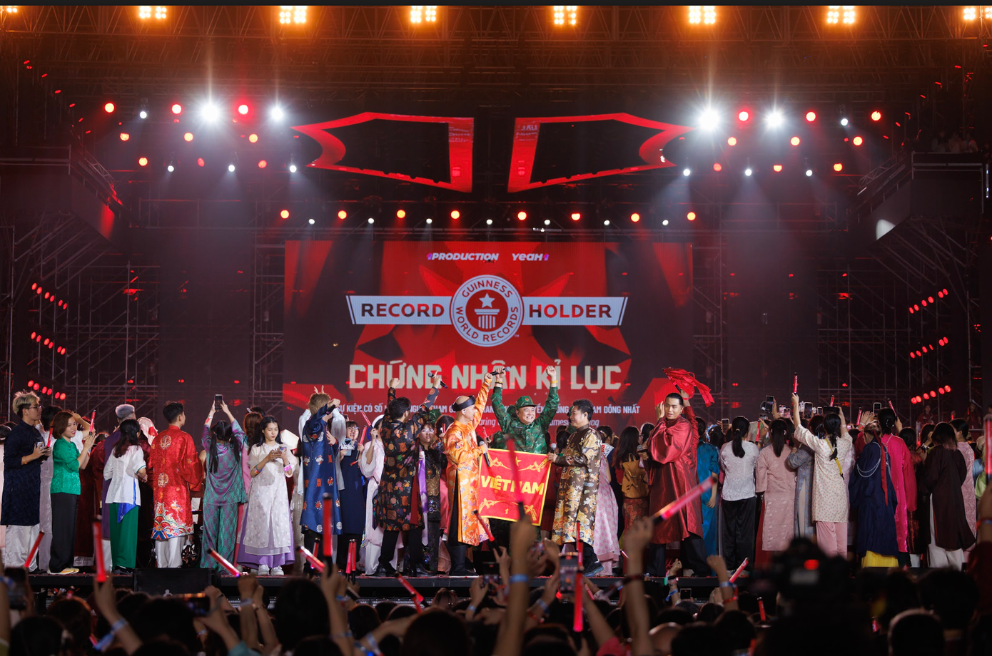Ông Kazu - Trọng tài quốc tế kỷ lục Guinness công bố chương trình Anh trai vượt ngàn chông gai nhận kỷ lục Guinness thế giới về sự kiện có số lượng người tham gia mặc trang phục truyền thống Việt Nam đông nhất, với hơn 5.000 người tham dự. Theo nhiều khán giả, số người mặc Việt phục dự concert lớn gấp đôi nhưng chương trình đã giới hạn thời gian nên nhiều người bị bỏ lỡ.