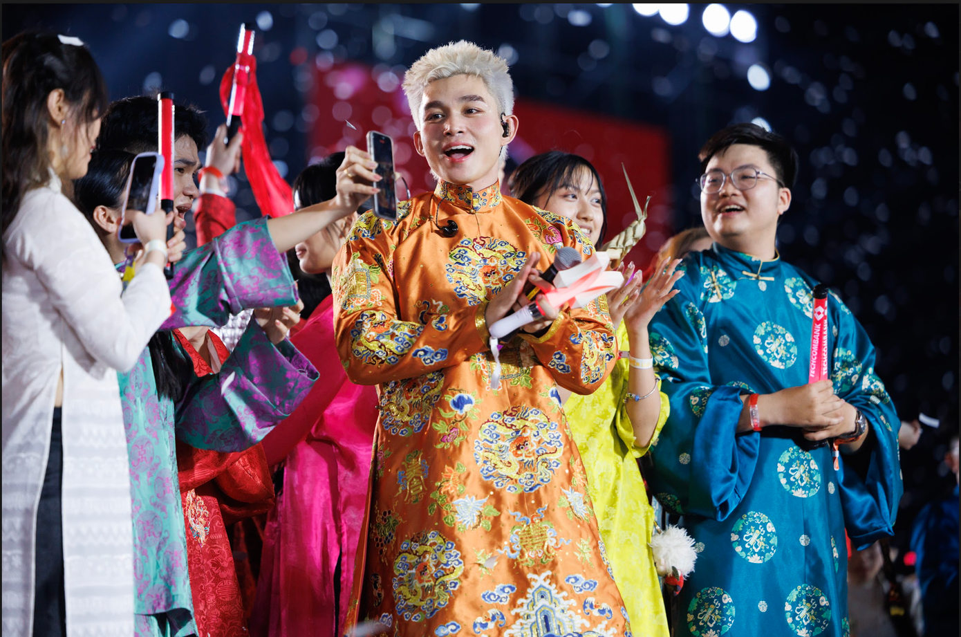 Ông Kazu - Trọng tài quốc tế kỷ lục Guinness công bố chương trình Anh trai vượt ngàn chông gai nhận kỷ lục Guinness thế giới về sự kiện có số lượng người tham gia mặc trang phục truyền thống Việt Nam đông nhất, với hơn 5.000 người tham dự. Theo nhiều khán giả, số người mặc Việt phục dự concert lớn gấp đôi nhưng chương trình đã giới hạn thời gian nên nhiều người bị bỏ lỡ.