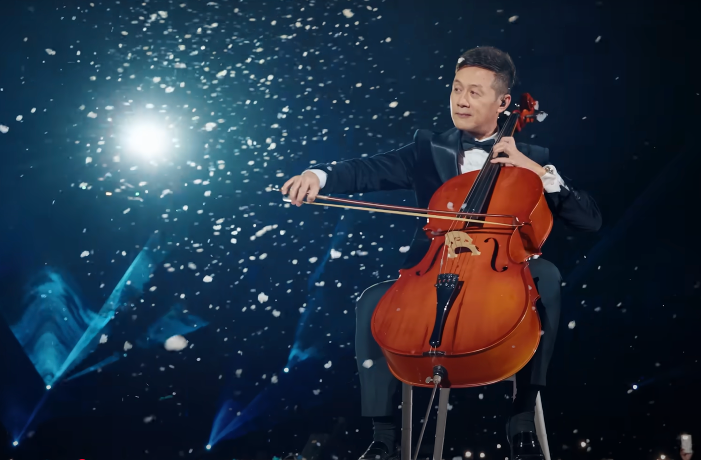 MC Anh Tuấn kéo đàn cello tại concert Anh trai vượt ngàn chông gai.