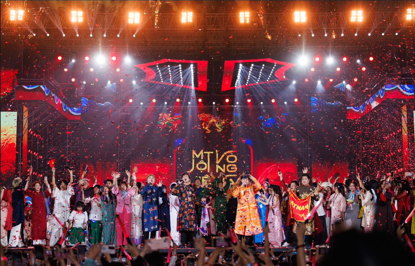 Chương trình mời toàn bộ các bạn khán giả mặc Việt phục lên sân khấu để cùng biểu diễn bài hát Một vòng Việt Nam. Vào buổi sáng, hàng nghìn khán giả đã diện Việt phục để tham gia xác lập kỷ lục Thế giới &quot;Sự kiện có số lượng người tham gia mặc trang phục truyền thống Việt Nam đông nhất&quot;.