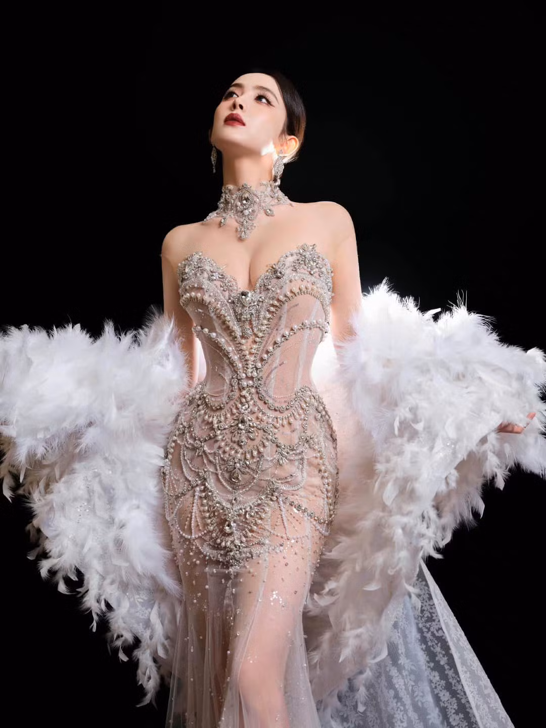 Cổ Lực Na Trát được ví như công chúa thiên nga khi xuất hiện tại thảm đỏ Vogue Forces of Fashion tại Thượng Hải, Trung Quốc tối 23/11.
