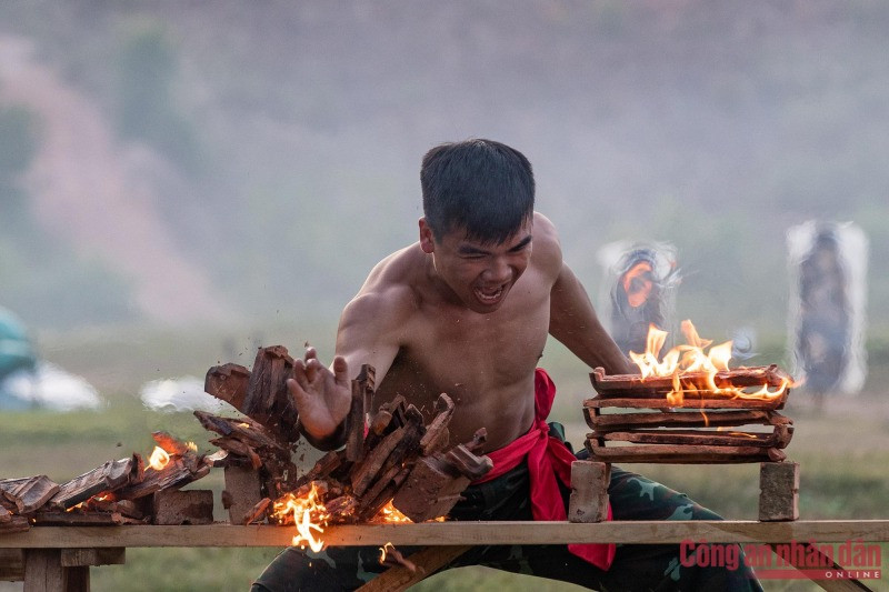 Trung úy Tạ Văn Tuyến thuộc Liên đội 27 dùng khí công đập vỡ những viên ngói được tẩm dầu bốc cháy Trung úy Tạ Văn Tuyến thuộc Liên đội 27 dùng khí công đập vỡ những viên ngói được tẩm dầu bốc cháy
