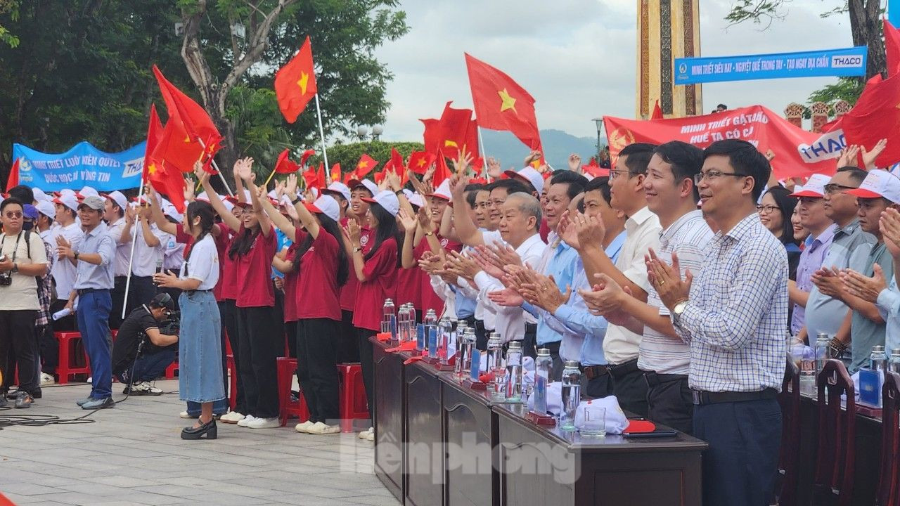 Tại điểm cầu tại Huế, đông đảo thầy cô, các bạn học sinh, lãnh đạo sở, ban, ngành tỉnh ủy Thừa Thiên Huế có mặt cổ vũ, động viên thí sinh Nguyễn Minh Triết, lớp 12 Lý, Trường THPT chuyên Quốc học Huế. BTC bố trí khoảng 3.000 ghế ngồi phục vụ học sinh, công chúng theo dõi, cổ vũ trận chung kết này. Ảnh: Ngọc Văn, Như Ý