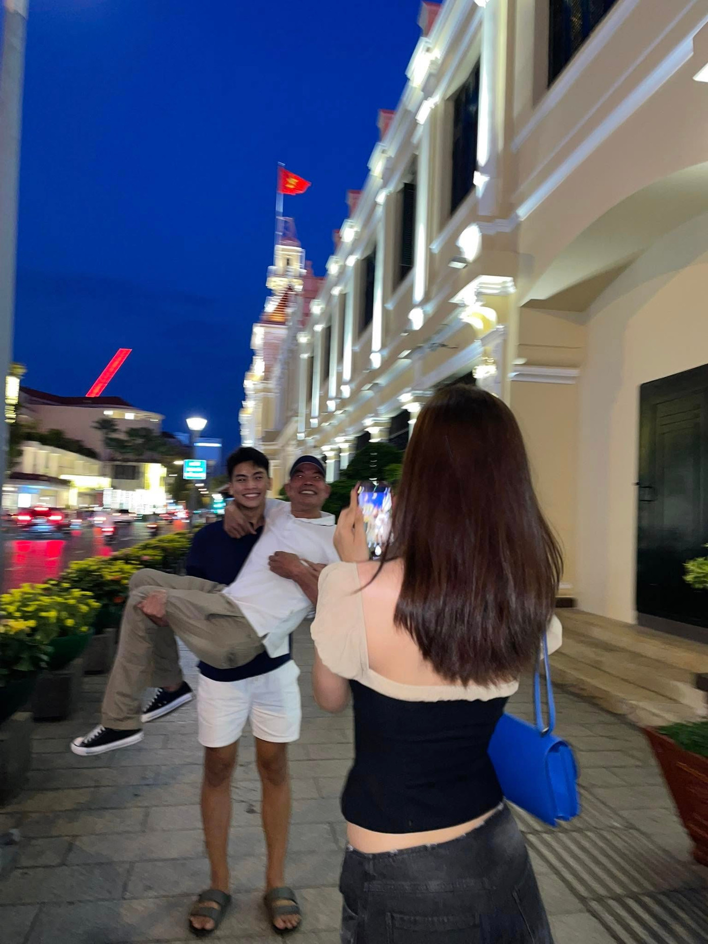 Tiểu Vy chia sẻ hình ảnh đi chơi lễ cùng gia đình. Em trai hoa hậu - Trần Gia Long (đứng thứ hai từ phải sang) - có chiều cao nổi bật. Tiểu Vy chia sẻ hình ảnh đi chơi lễ cùng gia đình. Em trai hoa hậu - Trần Gia Long (đứng thứ hai từ phải sang) - có chiều cao nổi bật.