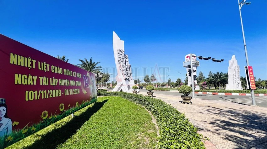 Tương tự, Trung tâm hành chính huyện Hớn Quản cũng có quy hoạch khoảng hàng chục ha. Dù nhỏ hơn huyện Phú Riềng nhưng bên trong cũng còn rất nhiều đất trống bỏ không. Ảnh: LA Tương tự, Trung tâm hành chính huyện Hớn Quản cũng có quy hoạch khoảng hàng chục ha. Dù nhỏ hơn huyện Phú Riềng nhưng bên trong cũng còn rất nhiều đất trống bỏ không. Ảnh: LA