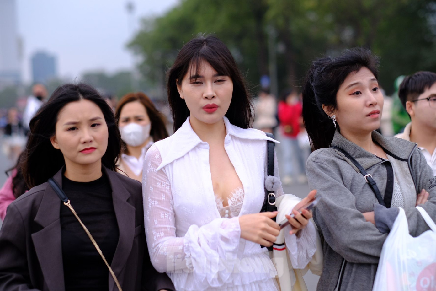 Thời tiết Hà Nội trở lạnh vào dịp cuối tuần, càng về đêm nhiệt độ càng giảm. Nhiều fan nữ vẫn chọn diện trang phục hở vai đi &quot;đu&quot; 30 anh trai và MC Trấn Thành.