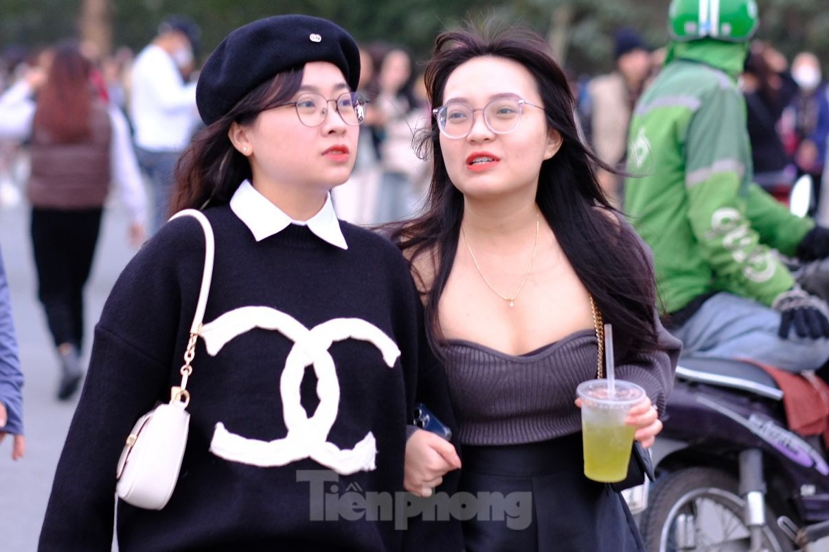 Thời tiết Hà Nội trở lạnh vào dịp cuối tuần, càng về đêm nhiệt độ càng giảm. Nhiều fan nữ vẫn chọn diện trang phục hở vai đi &quot;đu&quot; 30 anh trai và MC Trấn Thành.