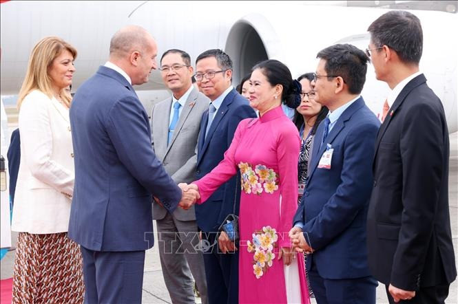 Thứ trưởng Bộ Ngoại giao Phạm Thanh Bình, Đại sứ Việt Nam tại Bulgaria Đỗ Hoàng Long, cùng một số cán bộ của Văn phòng Chủ tịch nước, Bộ Ngoại giao đón Tổng thống Cộng hòa Bulgaria Rumen Radev và Phu nhân tại sân bay quốc tế Nội Bài, Hà Nội. (Ảnh: Phạm Kiên/TTXVN) Thứ trưởng Bộ Ngoại giao Phạm Thanh Bình, Đại sứ Việt Nam tại Bulgaria Đỗ Hoàng Long, cùng một số cán bộ của Văn phòng Chủ tịch nước, Bộ Ngoại giao đón Tổng thống Cộng hòa Bulgaria Rumen Radev và Phu nhân tại sân bay quốc tế Nội Bài, Hà Nội. (Ảnh: Phạm Kiên/TTXVN)