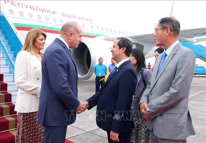 Bộ trưởng Bộ Giáo dục và Đào tạo Nguyễn Kim Sơn đón Tổng thống Cộng hòa Bulgaria Rumen Radev và Phu nhân tại sân bay quốc tế Nội Bài, Hà Nội. (Ảnh: Phạm Kiên/TTXVN) Bộ trưởng Bộ Giáo dục và Đào tạo Nguyễn Kim Sơn đón Tổng thống Cộng hòa Bulgaria Rumen Radev và Phu nhân tại sân bay quốc tế Nội Bài, Hà Nội. (Ảnh: Phạm Kiên/TTXVN)