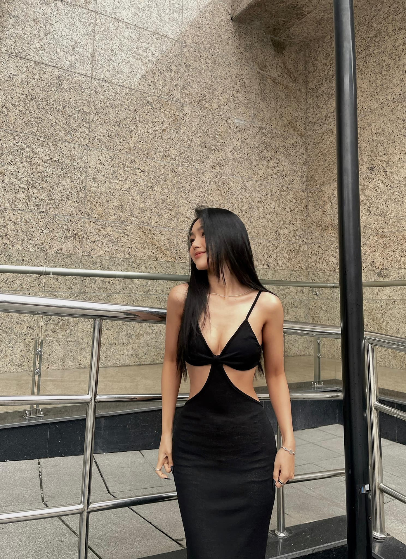 Những bộ đầm cắt xẻ táo bạo không làm khó Cù Thị Trà. Những bộ đầm cắt xẻ táo bạo không làm khó Cù Thị Trà.