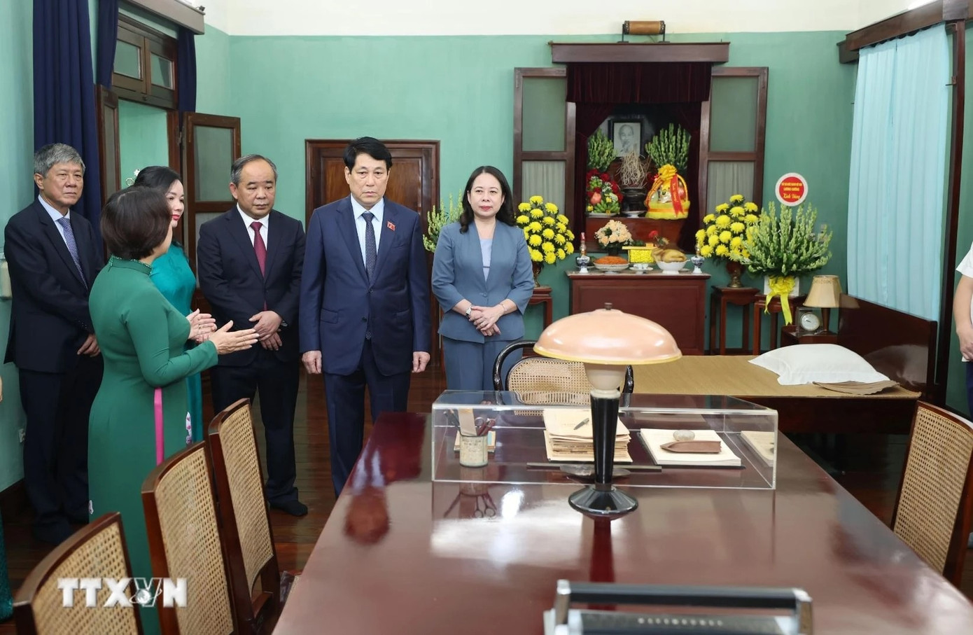 Chủ tịch nước Lương Cường nghe giới thiệu những tài liệu, hiện vật được bảo quản, gìn giữ nguyên vẹn về những ngày sống và làm việc của Chủ tịch Hồ Chí Minh tại Nhà 67. Ảnh: Lâm Khánh/TTXVN.