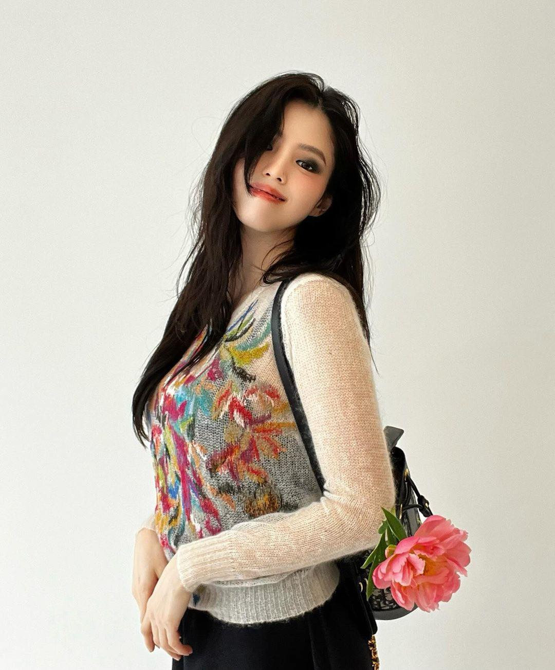 Han So Hee đăng hình lên trang cá nhân "nhá hàng" dự án mới. Han So Hee đăng hình lên trang cá nhân "nhá hàng" dự án mới.