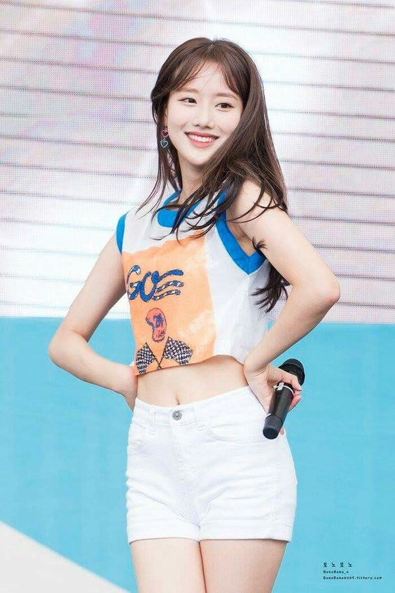 Sự nghiệp đang trên đà phát triển đã bị kéo xuống vực sâu khi cô vướng nghi vấn bắt nạt thành viên cùng nhóm. Cụ thể, một cư dân mạng tự xưng là là em trai của cựu thành viên April - Lee Hyun Joo - tố Naeun bắt nạt chị gái khiến cô này trầm cảm và từng có ý định tự vẫn.