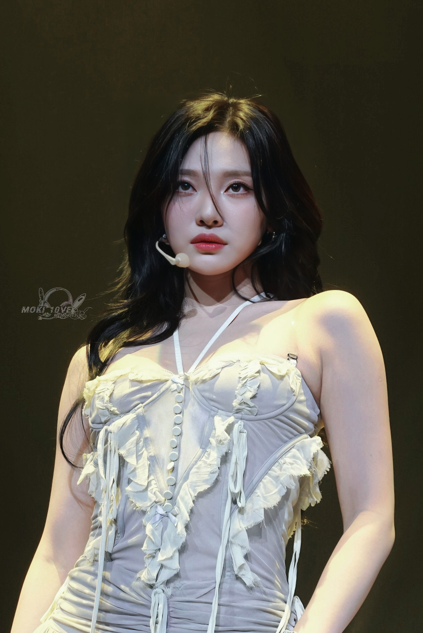 “So với cách trang điểm của cô ấy trong các bài hát trước như Black Mamba và Savage, màu phấn mắt, bút kẻ mắt và lông mày của Ning Ning giờ đây nhạt hơn đáng kể”, “Cô ấy có vẻ đẹp tự nhiên, mọi thứ tối giản hơn nhưng phù hợp”… – các đánh giá tích cực của người xem về tạo hình của Ning Ning. “So với cách trang điểm của cô ấy trong các bài hát trước như Black Mamba và Savage, màu phấn mắt, bút kẻ mắt và lông mày của Ning Ning giờ đây nhạt hơn đáng kể”, “Cô ấy có vẻ đẹp tự nhiên, mọi thứ tối giản hơn nhưng phù hợp”… – các đánh giá tích cực của người xem về tạo hình của Ning Ning.