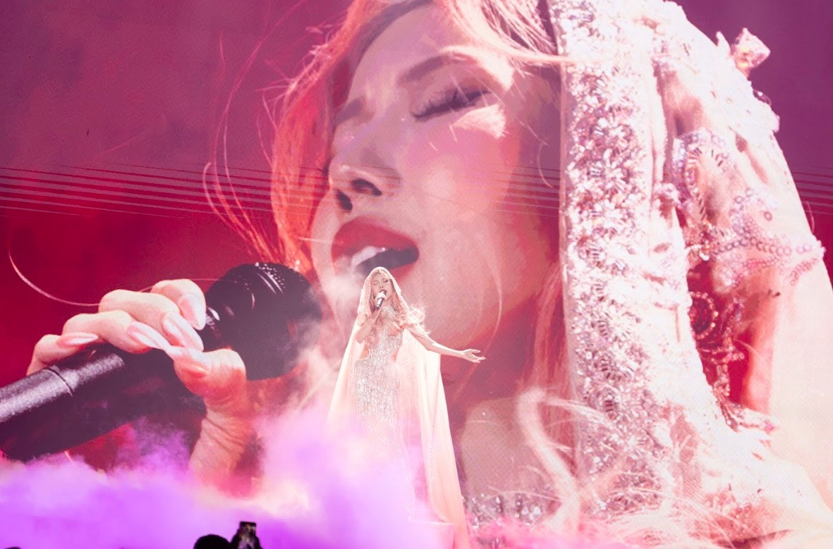 MV mới của Trang Pháp được đầu tư về mặt âm nhạc và hình ảnh. Lấy cảm hứng hình ảnh từ nhiều nền văn hóa, người xem dễ dàng nhận thấy sự quen thuộc của chiếc kiệu, khung quay tơ trong văn hóa Á Đông hay phong cách trang điểm và bối cảnh đậm chất khoa học viễn tưởng phương Tây.