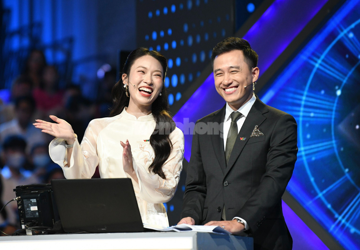 Ngay từ câu hỏi thứ hai trong phần thi Vượt chướng ngại vật, Nguyễn Việt Thành (THPT Sóc Sơn, Hà Nội) nhanh tay bấm chuông giành quyền trả lời từ khóa và dẫn đầu đoàn đua với 70 điểm. Ảnh: Như Ý.