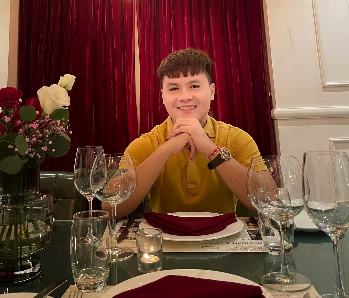 Cầu thủ quê Hà Nội ưa chuộng đồng hồ thể thao đến từ Patek Philippe có mã Patek Philippe Nautilus 5712R màu vàng hồng có giá trị lên tới 2,3 tỷ đồng.